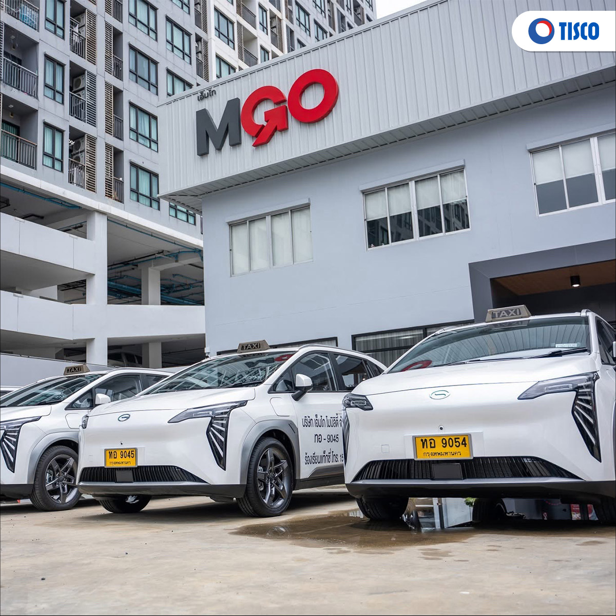 รถแท็กซี่ไฟฟ้า MGO จอดหน้าอาคาร MGO Mobility