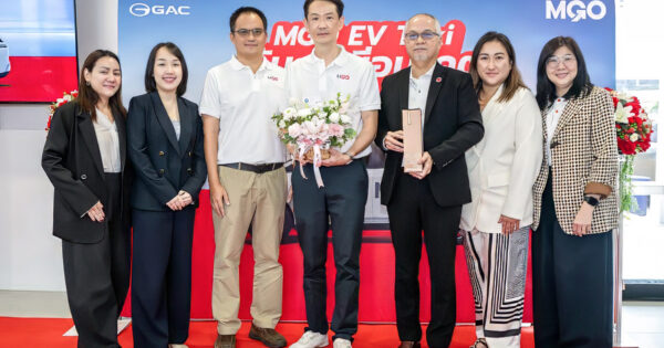 ผู้บริหาร TISCO Insure และ MGO Mobility ถ่ายภาพร่วมกันในงานเปิดตัว MGO EV Taxi