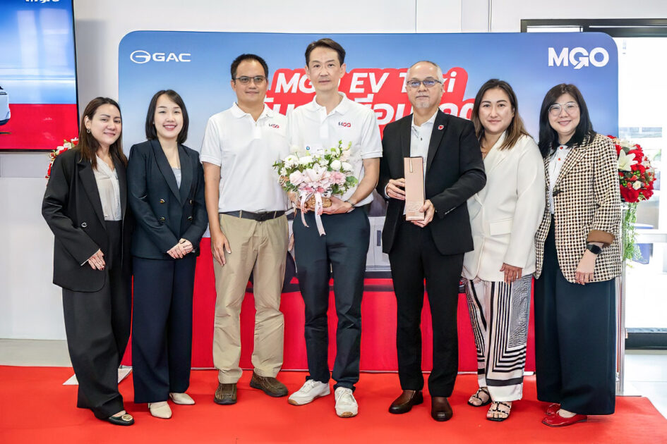 ผู้บริหาร TISCO Insure และ MGO Mobility ถ่ายภาพร่วมกันในงานเปิดตัว MGO EV Taxi