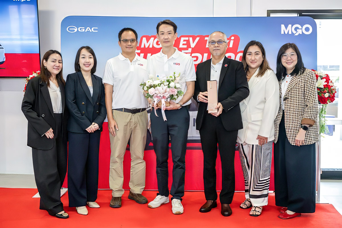 ผู้บริหาร TISCO Insure และ MGO Mobility ถ่ายภาพร่วมกันในงานเปิดตัว MGO EV Taxi